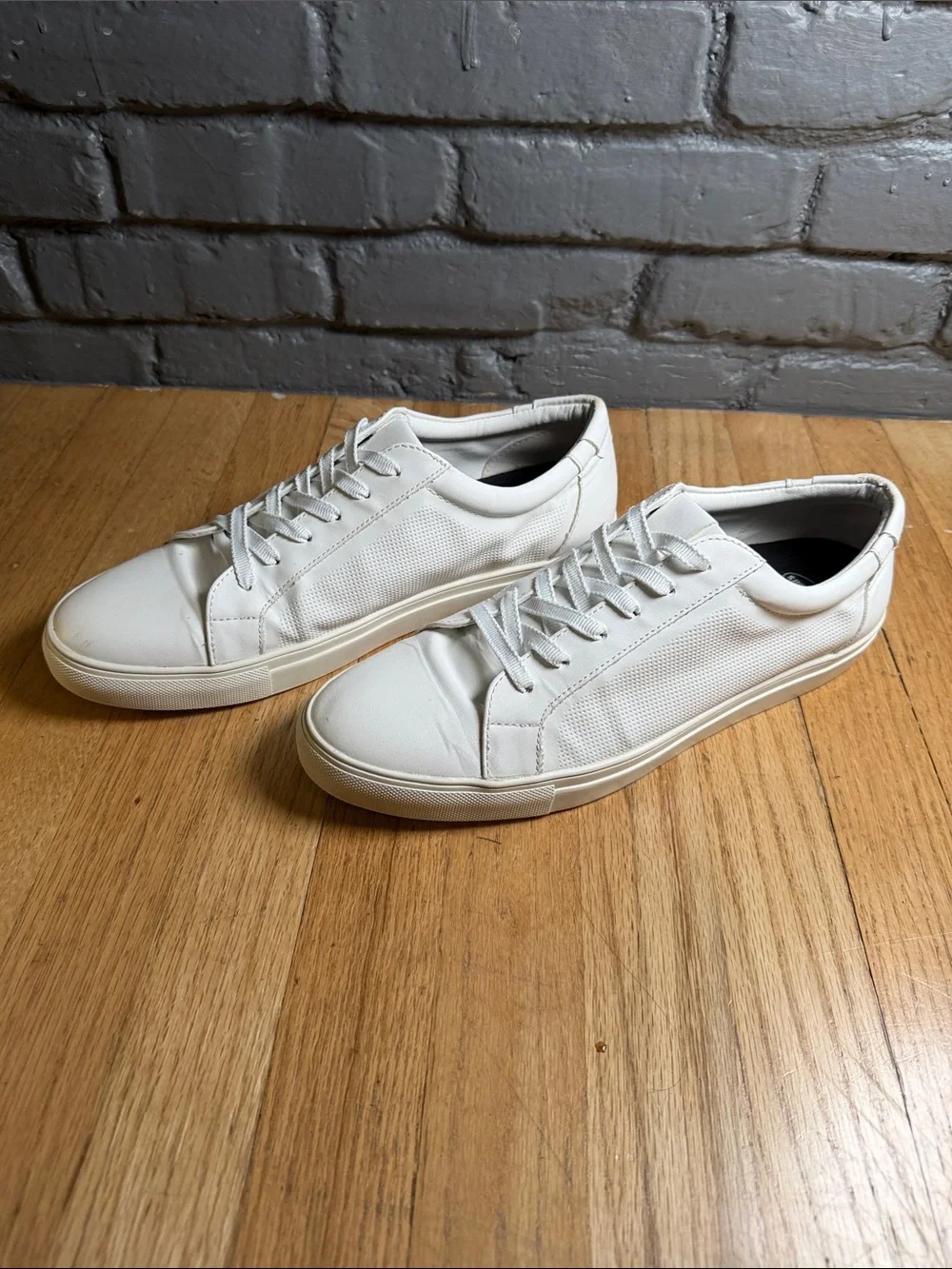 Minimalist Men’s White Leather Low-Top Sneakers